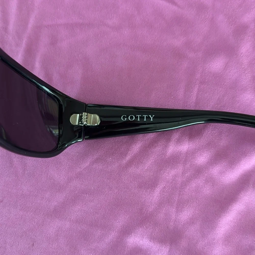 Hoven “gotty” polarized wrap Black Sunglasses pluss extra wrap pair